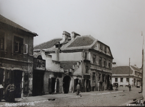 Fragment of Bielska Street in Płock. Visible tenement house on the corner of Bielska and Szeroka (Kwiatka), where Natan Korzeń and Fiszel Zylberberg lived with their families, photo by Juliusz Kłos, 1918 (collection of the Płock Scientific Society, reference number 363)